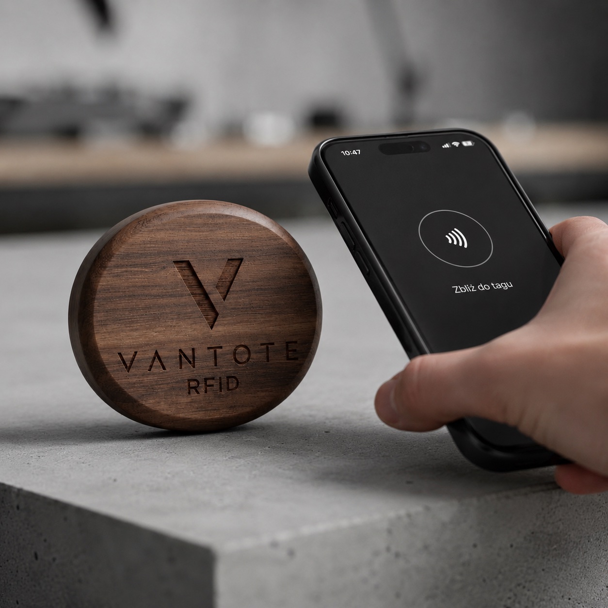 Telefon skanujący drewniany tag NFC Vantote — ekran „Zbliż do tagu”