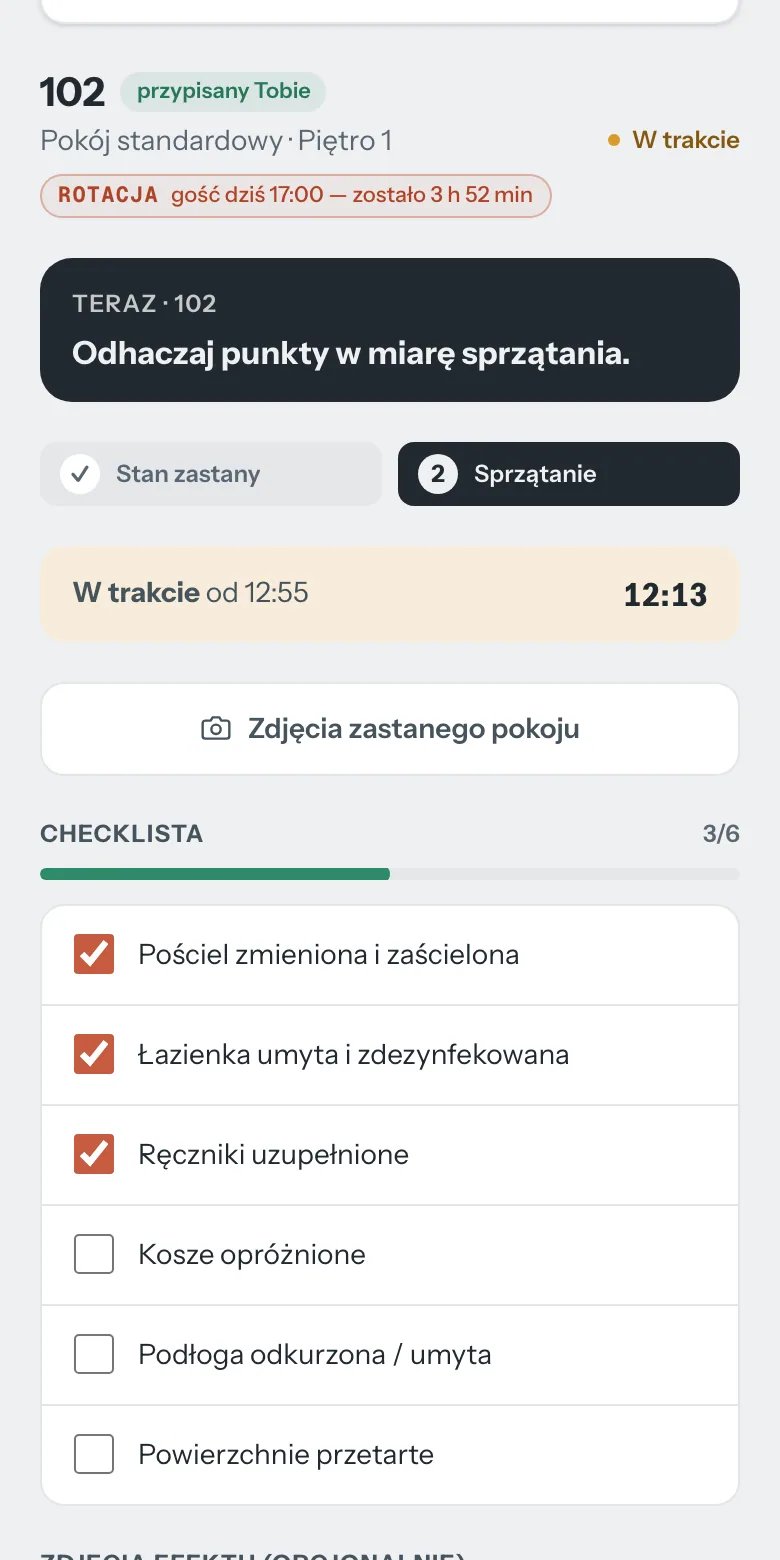 Ekran ekipy na telefonie: pokój 102 w trakcie, licznik 12:55, checklista 3 z 6 odhaczone